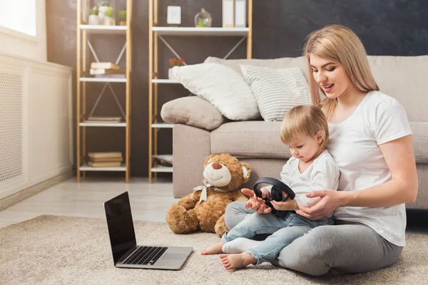 Gelukkig moeder spelen met haar dochter — Stockfoto