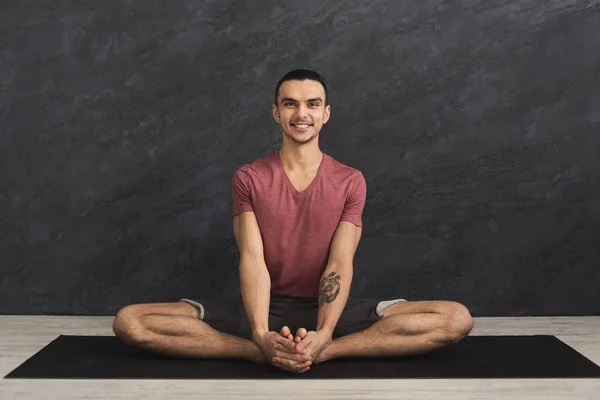 Genç adam pratik yoga, meditasyon poz sakin ol — Stok fotoğraf