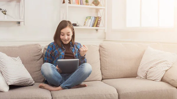 Ragazza felice con tablet digitale a casa — Foto Stock