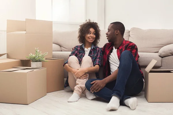 Jovem casal balck desempacotar caixas móveis — Fotografia de Stock