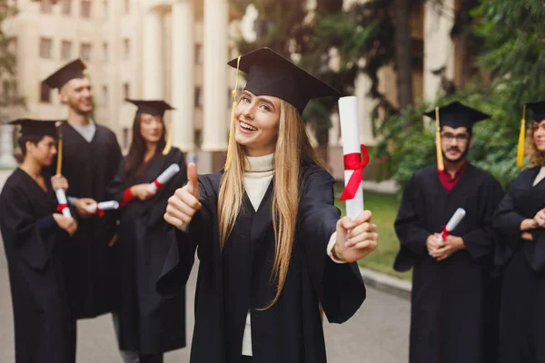 Glückliche junge Frau an ihrem Abi-Tag — Stockfoto