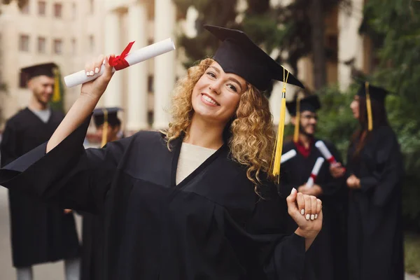 Heureuse jeune femme le jour de sa graduation — Photo