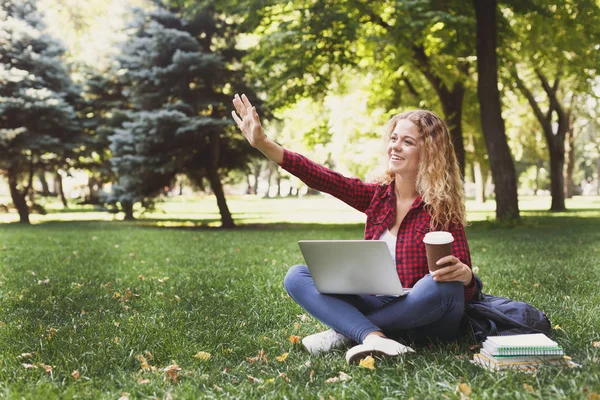 Bella giovane donna che utilizza un computer portatile all'aperto — Foto Stock