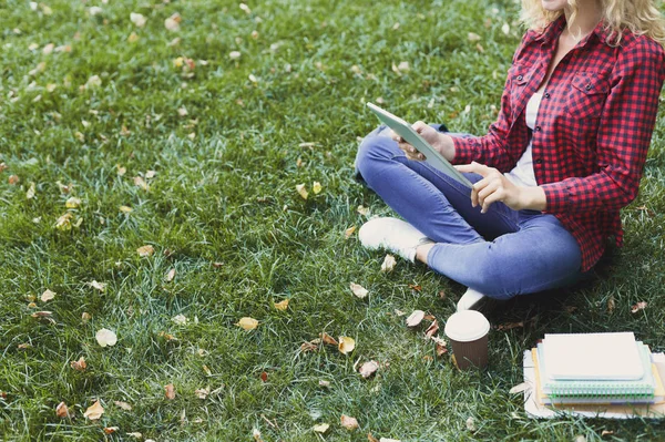 Mujer casual joven con tableta y portátil al aire libre —  Fotos de Stock