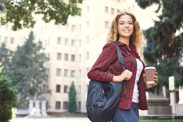 Vacker kvinnlig student står framför universitet cam — Stockfoto