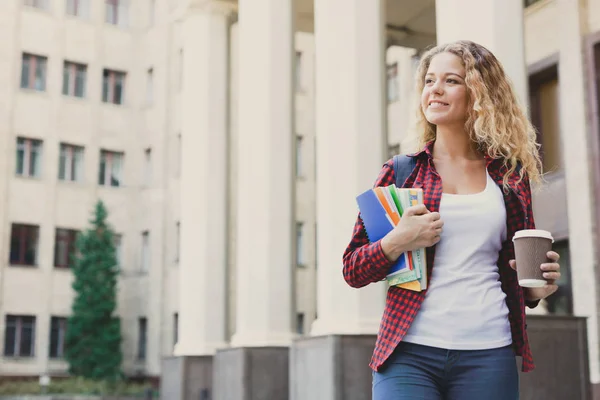 美丽的女学生站在大学的前面凸轮 — 图库照片