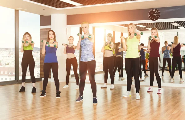 Grupo de mujeres jóvenes en la clase de fitness —  Fotos de Stock