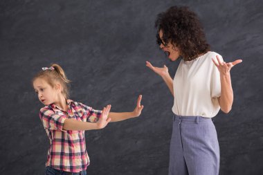 Kadın üzerinde gri studio arka plan, kız çocuk çığlığı