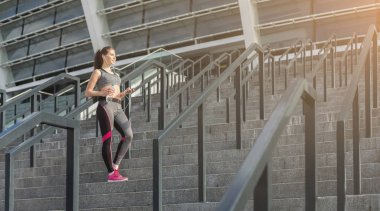 Kız egzersiz, çalıştırmak için hazır su şişesi holding