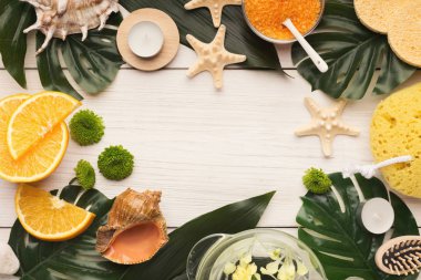 Yüz maskesi ve krem Beyaz ahşap üzerine Spa arka plan