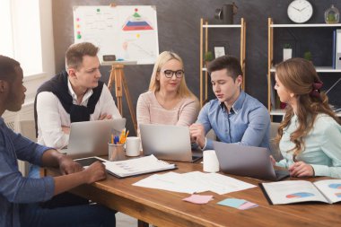 Genç takım projesinde modern ofis tartışıyor