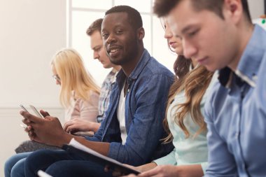 Grup iş adamları araçları kullanma