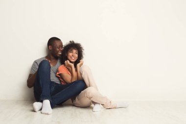 Sarılma, katta oturan Afrikalı-Amerikalı Çift