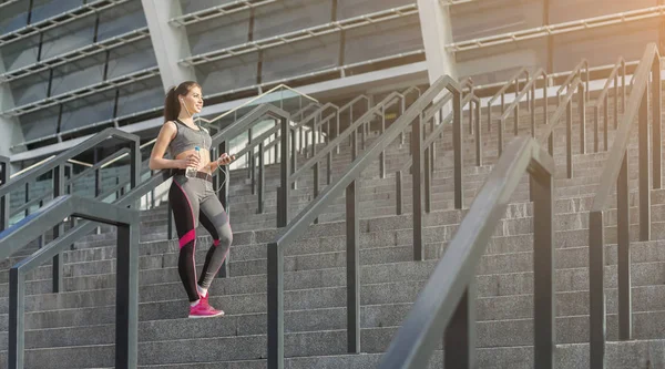 Menina pronta para o treino de corrida, segurando garrafa de água — Fotografia de Stock