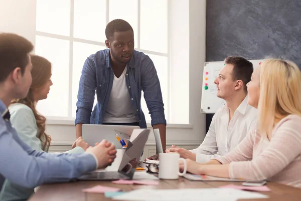 Affärsmöte. Multietniskt team i office — Stockfoto