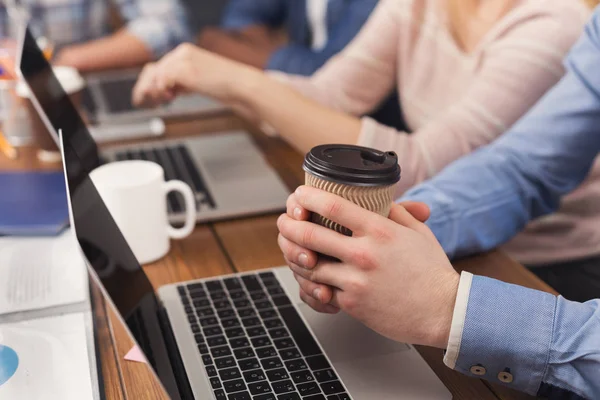 Programadores que trabalham em empresas de desenvolvimento de software — Fotografia de Stock