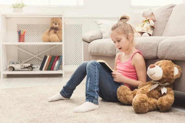 Lttle dívka a její teddy bear, čtení knihy — Stock fotografie