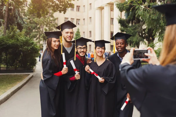 Groep studenten nemen foto op graduatiedag — Stockfoto