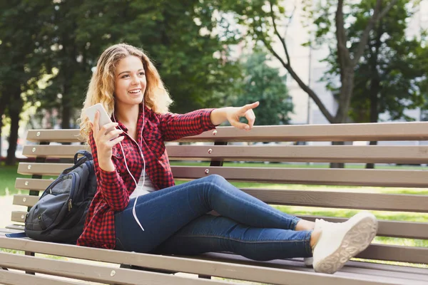 Güzel kadın parkta bankta müzik dinlemek — Stok fotoğraf