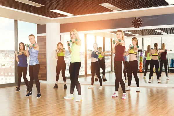 Skupina mladých žen ve třídě fitness — Stock fotografie