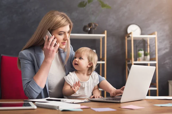 Junge Mutter telefoniert und verbringt Zeit mit Baby — Stockfoto