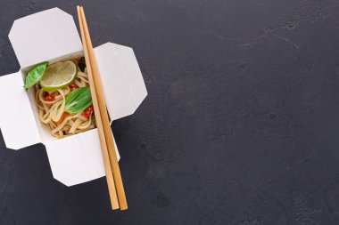 Gri arka plan üzerinde teslim kutusundaki Asya gıda