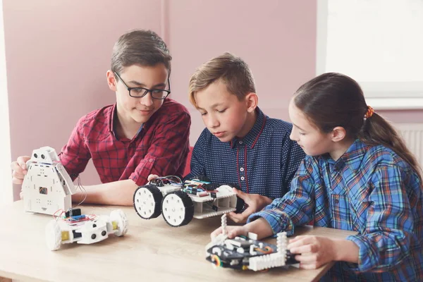 Stem education. Kids creating robots at school — Stock Photo, Image