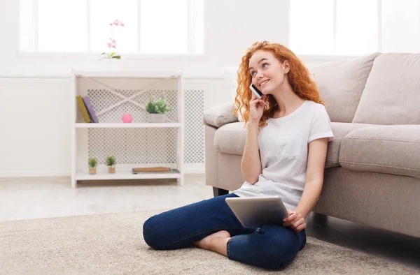 Genieten van de vrije tijd thuis. Lachende meisje bellen — Stockfoto