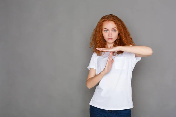 Nadenkend jonge vrouw gebaren met haar handen — Stockfoto