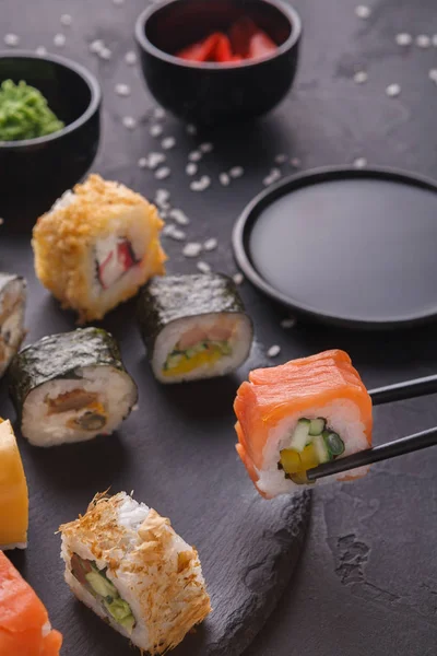 Set sushi maki en rollen op grijze achtergrond — Stockfoto