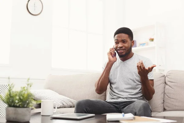 Feliz joven hablando en el móvil en casa —  Fotos de Stock