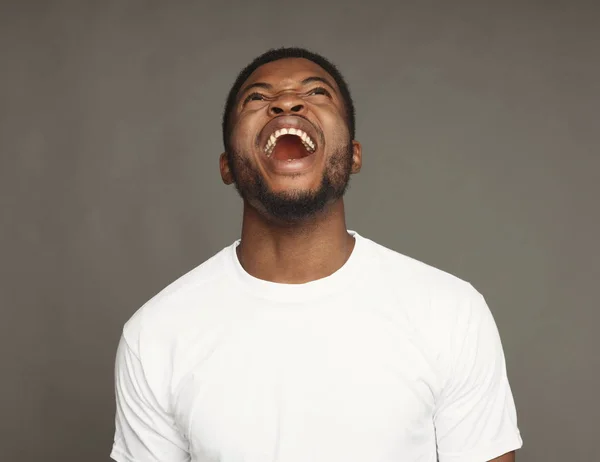 Gelaatsuitdrukking, emoties, vriendelijke zwarte man lachen — Stockfoto