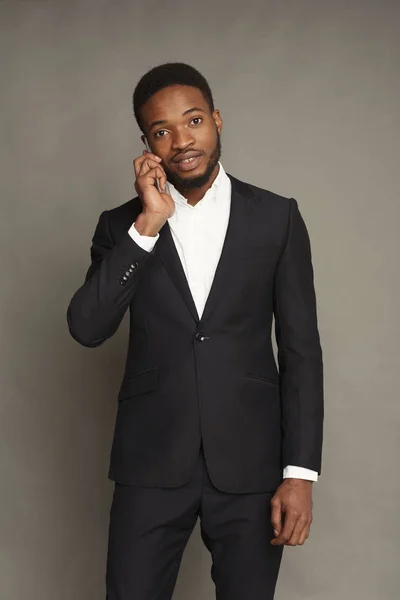 Guapo joven negro hombre retrato en estudio fondo . — Foto de Stock