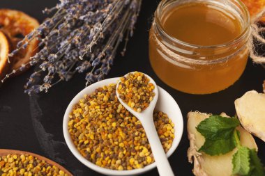 Tatlım ahşap tabakta, closeup türleri