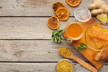 Ahşap tabakta bal türleri