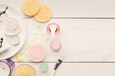 Beyaz ahşap üzerine çeşitli cilt bakım ürünleri