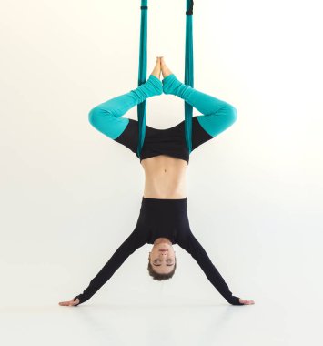 Beyaz arka plan üzerinde sinek yoga uygulamak kadın