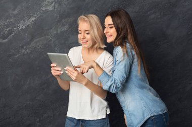 Tablet vasıl karanlık studio geçmiş kullanma meraklı arkadaşlar
