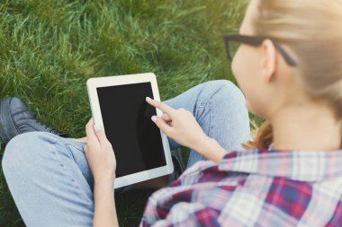 Tanınmayan kadın dijital tablet açık havada kullanma