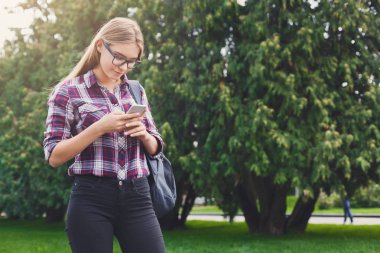 Öğrenci kız cep telefonu açık havada ile ayakta