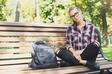 Açık havada parkta oturan güzel öğrenci