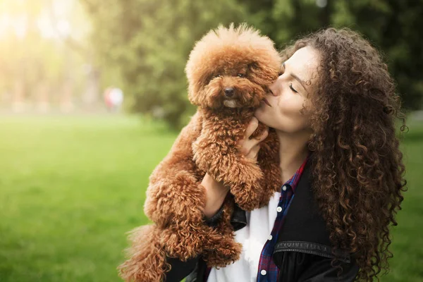 Lycklig Kvinna Med Liten Hund Utomhus Porträtt City Park Bakgrund — Stockfoto