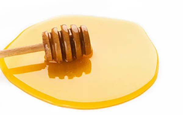 Med a dřevěné naběračky izolované na bílém — Stock fotografie