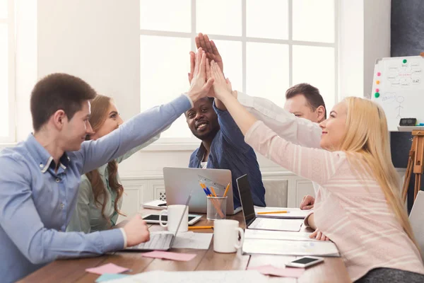 Éxito joven equipo de negocios está dando cinco — Foto de Stock