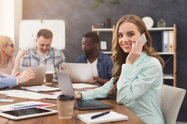 Equipo empresarial discutiendo los resultados de su trabajo — Foto de Stock