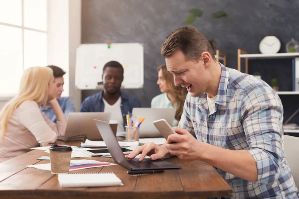 Wirtschaftsteam diskutiert Ergebnisse ihrer Arbeit — Stockfoto