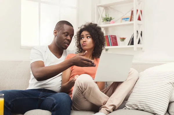 Joven pareja afroamericana trabajando en laptop — Foto de Stock