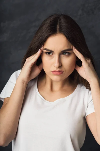 Porträt einer jungen Frau mit Kopfschmerzen — Stockfoto