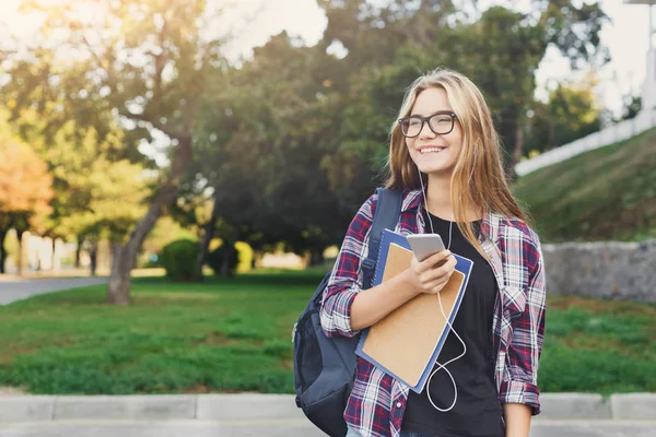 Student tjej med böcker i park utomhus — Stockfoto