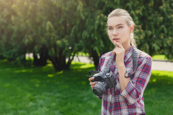 Jovem mulher tirando fotos ao ar livre — Fotografia de Stock